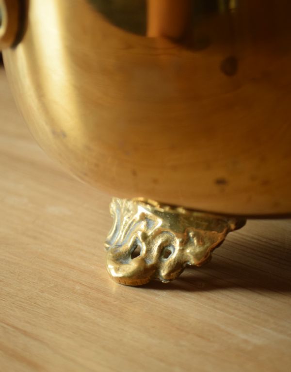 シルバーのテーブルウェア　アンティーク雑貨　英国からのアンティーク雑貨、装飾が美しい真鍮製のプランツカバー。可愛い脚がちょこんと付いています。(k-1534-z)