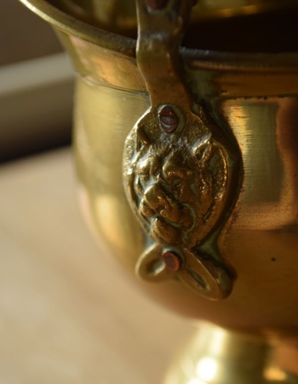 シルバーのテーブルウェア　アンティーク雑貨　英国アンティーク雑貨、小さいサイズの真鍮製のプランツカバー 。装飾が美しいデザインです。(k-1535-z)