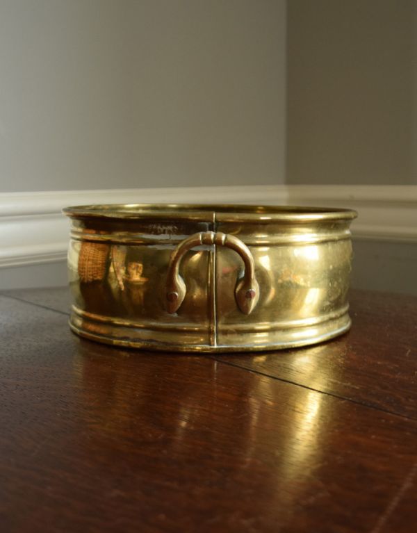 シルバーのテーブルウェア　アンティーク雑貨　英国から届いたアンティークコールボックス(コールスキャトル)。美しく変化した真鍮は、ディスプレイに高級感をプラスしてくれます。(k-1536-z)