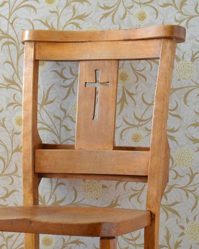 チャーチチェア　アンティーク チェア　クロスデザインの聖書箱付きのチャーチチェア、英国アンティーク椅子。教会ごとに違う背もたれいろんなデザインのチャーチチェア。(k-1537-c)