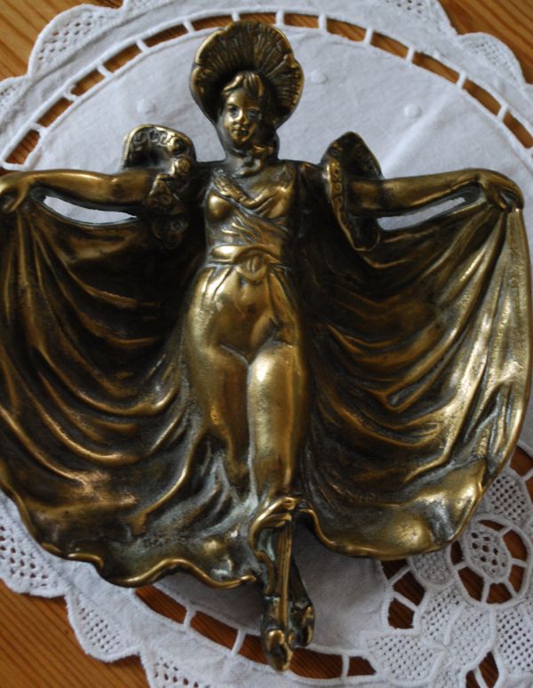 シルバーのテーブルウェア　アンティーク雑貨　英国アンティーク雑貨、 美しい女性モチーフの真鍮製トレイ。真鍮製なので、使っていくごとに味わい深い色合いに変化していきます。(k-1537-z)
