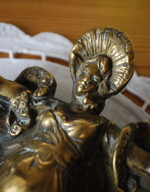 シルバーのテーブルウェア　アンティーク雑貨　英国アンティーク雑貨、 美しい女性モチーフの真鍮製トレイ。表情も美しい女性です。(k-1537-z)