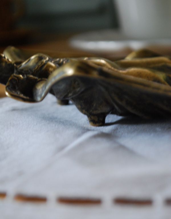 シルバーのテーブルウェア　アンティーク雑貨　英国アンティーク雑貨、 美しい女性モチーフの真鍮製トレイ。小さな脚で支えます。(k-1537-z)