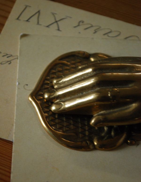 シルバーのテーブルウェア　アンティーク雑貨　英国で見つけたアンティーク雑貨、 真鍮製ハンドモチーフのクリップ。真鍮製なので、使っていくごとに味わい深い色合いに変化していきます。(k-1538-z)