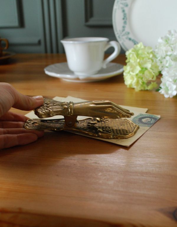 シルバーのテーブルウェア　アンティーク雑貨　英国で見つけたアンティーク雑貨、 真鍮製ハンドモチーフのクリップ。大きめなのでたっぷり挟む事ができます。(k-1538-z)