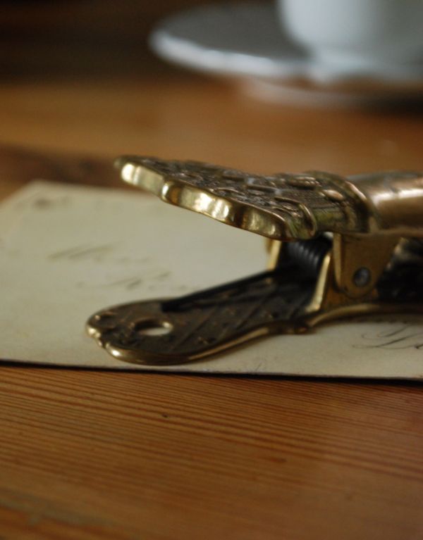 シルバーのテーブルウェア　アンティーク雑貨　英国で見つけたアンティーク雑貨、 真鍮製ハンドモチーフのクリップ。バネが付いています。(k-1538-z)
