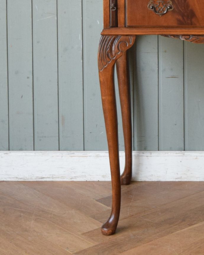 サイドバイサイド　アンティーク家具　ウォルナット材のアンティーク英国家具、脚の曲線が美しいライティングビューローデスク。きちんと支えます。(k-1539-f)
