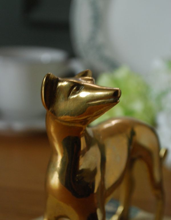 シルバーのテーブルウェア　アンティーク雑貨　英国からのアンティーク雑貨、真鍮製の犬のオブジェ。本物みたいによくできています。(k-1540-z)