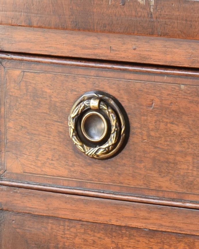 アンティークのデスク・書斎机　アンティーク家具　クラシックなアンティーク英国家具、小さな扉付きのデスク（机）。味わい深い取っ手から、時間の流れを感じることができます。(k-1541-f)