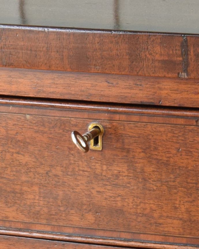 アンティークのデスク・書斎机　アンティーク家具　クラシックなアンティーク英国家具、小さな扉付きのデスク（机）。アンティークの鍵が１本付いています。(k-1541-f)