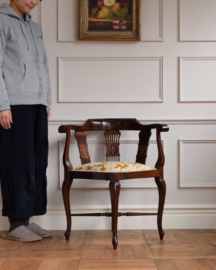 サロンチェア　アンティーク チェア　お部屋の角で使えるコーナーチェア、透かし彫りが豪華な英国アンティーク椅子。「見る」だけで幸せになるアンティークの椅子最高級のアンティークチェアは、座って使う楽しみ以外に目で見て楽しめます。(k-1542-c)