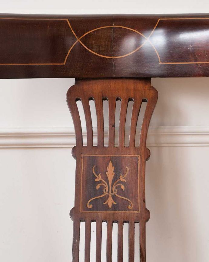 サロンチェア　アンティーク チェア　お部屋の角で使えるコーナーチェア、透かし彫りが豪華な英国アンティーク椅子。華やかな象嵌の模様木を組み合わせることで作る象嵌で描かれた模様。(k-1542-c)