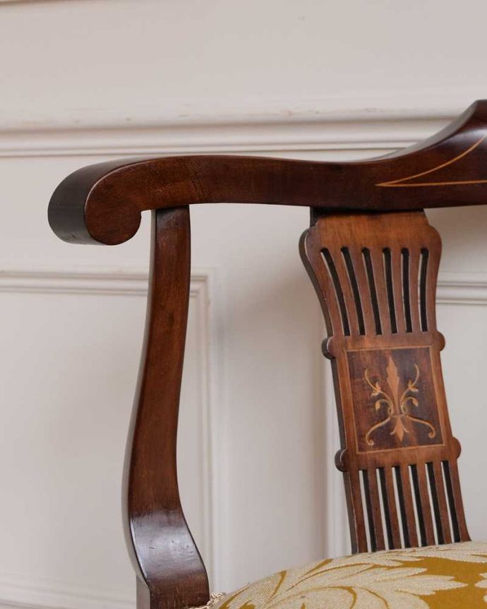 サロンチェア　アンティーク チェア　お部屋の角で使えるコーナーチェア、透かし彫りが豪華な英国アンティーク椅子。アーム部分にも注目肘を掛けておけるアームチェアは座ったときにやっぱりラク。(k-1542-c)