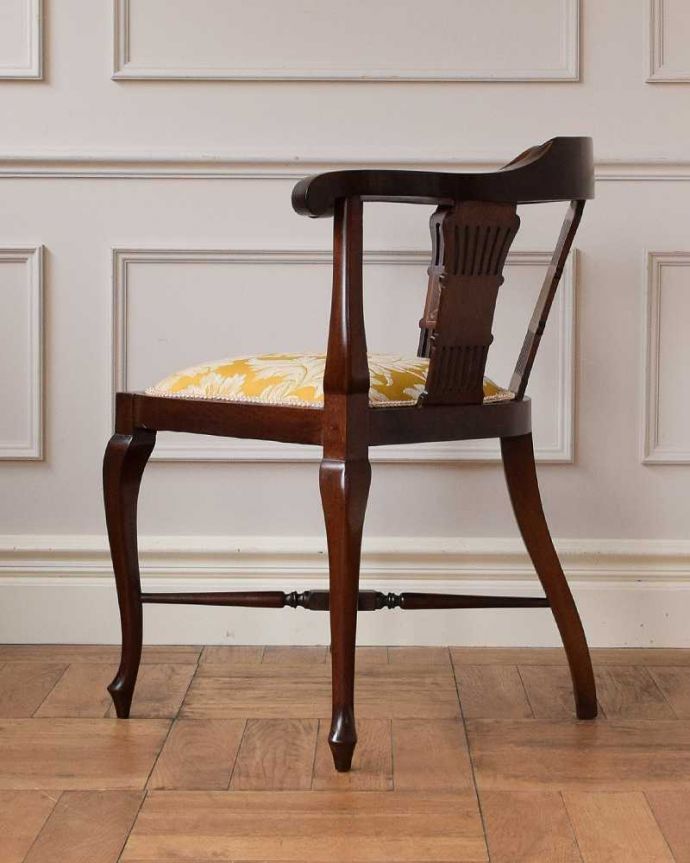 サロンチェア　アンティーク チェア　お部屋の角で使えるコーナーチェア、透かし彫りが豪華な英国アンティーク椅子。横から見ても優雅な立ち姿もちろん、横から見た姿も優雅で美しいんです。(k-1542-c)