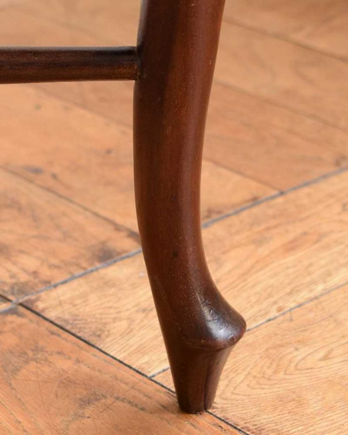 サロンチェア　アンティーク チェア　お部屋の角で使えるコーナーチェア、透かし彫りが豪華な英国アンティーク椅子。床を滑らせて移動出来ますHandleではアンティークチェアの脚の裏にフェルトキーパーをお付けしています。(k-1542-c)