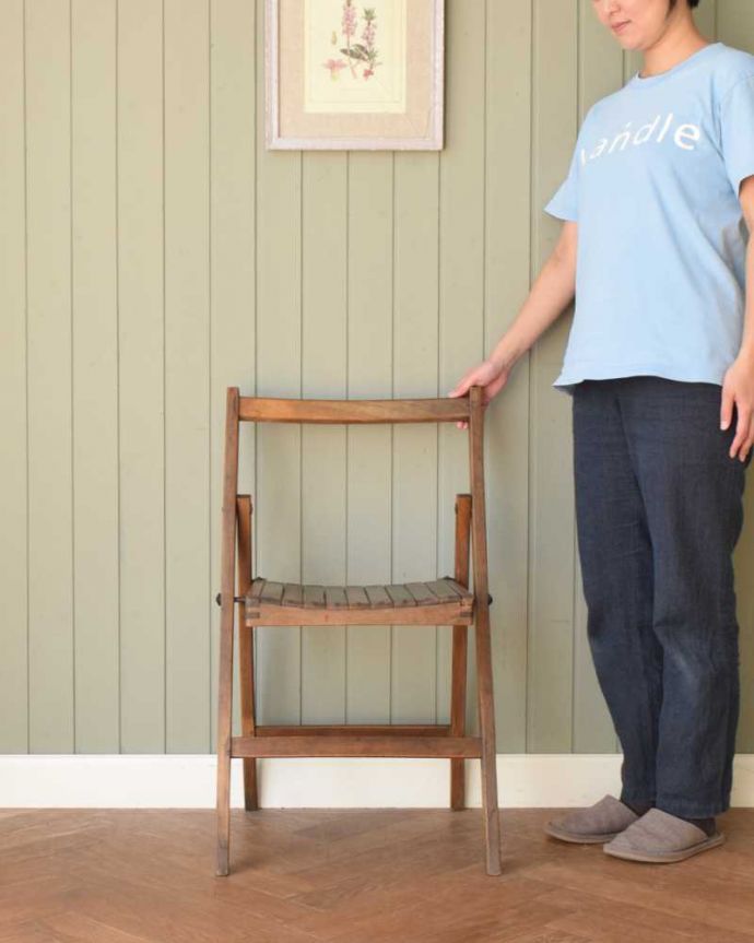 ガーデンチェア　アンティーク チェア　折り畳む事も可能、イギリスで見つけたアンティークフォールディングチェア。なんとも言えない「あたたかさ」が感じられる椅子家庭のキッチンで使われていた素朴なデザインの椅子は、なんだかほっこりあたたかい雰囲気なんです。(k-1545-c)