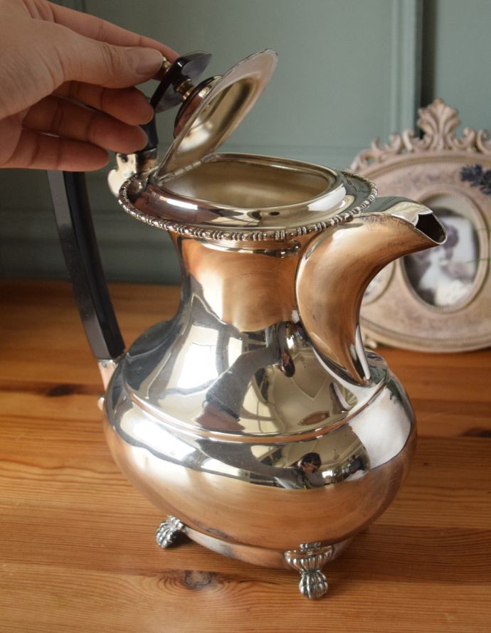 アンティーク シルバー製　アンティーク雑貨　英国の銀食器、アンティークシルバーのコーヒーポット。シルバー独特の美しい輝きがお部屋のアクセントになります。(k-1545-z)