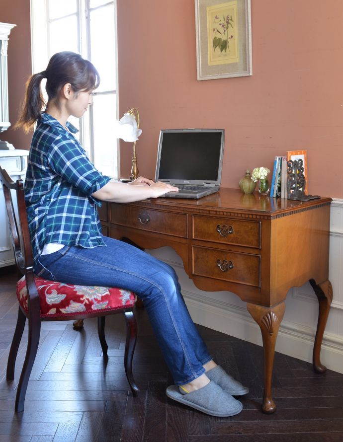 ロイドテーブル　アンティーク家具　英国の書斎で使えるアンティーク家具、お仕事も捗る素敵なウォルナット材のデスク 。デスクに座る時間を持つことで気持ちの切り替えができます。(k-1546-f)