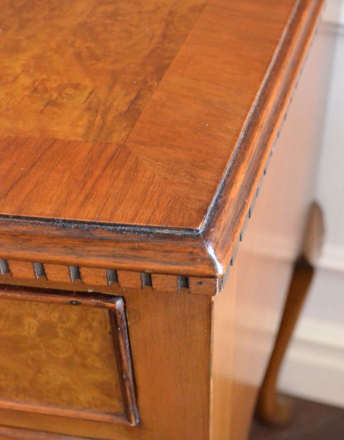 ロイドテーブル　アンティーク家具　英国の書斎で使えるアンティーク家具、お仕事も捗る素敵なウォルナット材のデスク 。角もキレイな仕上がりです。(k-1546-f)