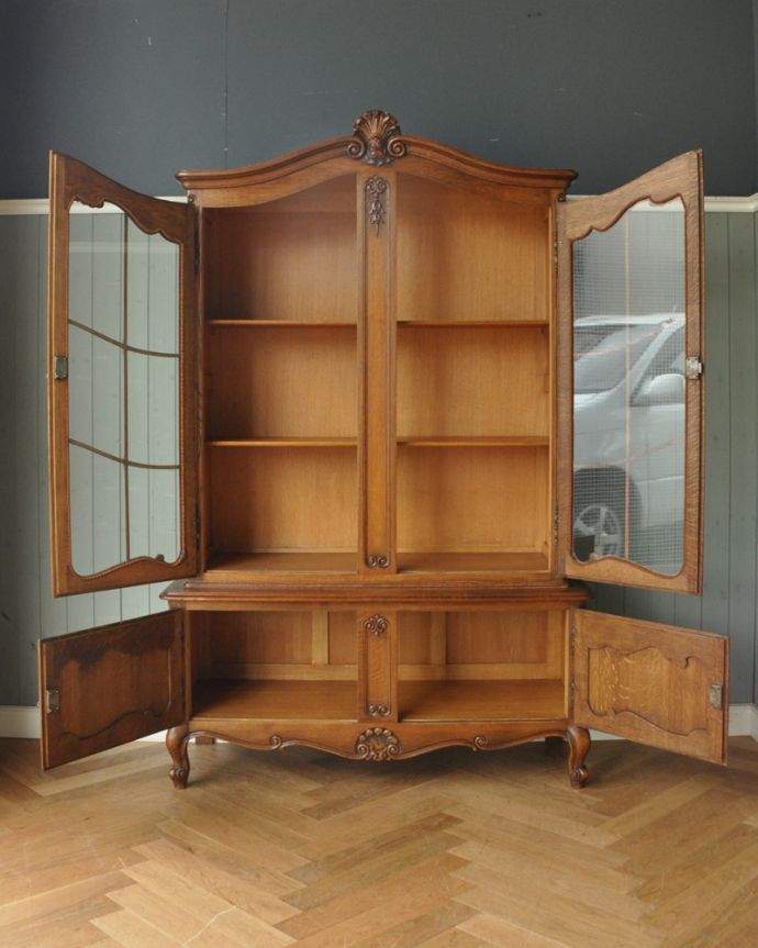 アンティークのキャビネット　アンティーク家具　フランスらしい優雅なアンティーク家具、ゴージャスなガラスキャビネット（食器棚）。オーク材の木目の表情が美しく出ています。(k-1547-f)