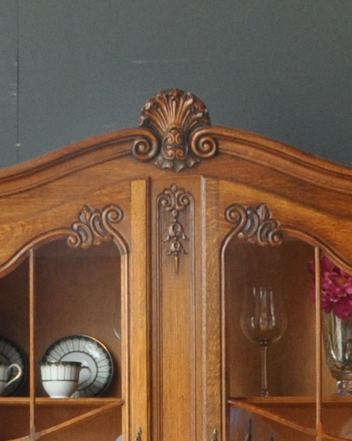 アンティークのキャビネット　アンティーク家具　フランスらしい優雅なアンティーク家具、ゴージャスなガラスキャビネット（食器棚）。繊細な装飾は見とれる程美しいです。(k-1547-f)