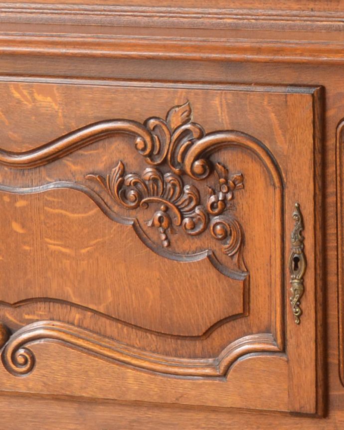 アンティークのキャビネット　アンティーク家具　フランスらしい優雅なアンティーク家具、ゴージャスなガラスキャビネット（食器棚）。お部屋にフランスの香りをプラスしてくれます。(k-1547-f)