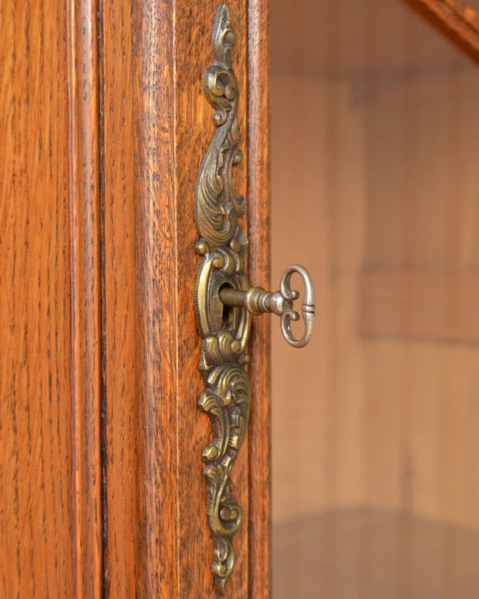 アンティークのキャビネット　アンティーク家具　フランスらしい優雅なアンティーク家具、ゴージャスなガラスキャビネット（食器棚）。下の扉の取っ手も鍵です。(k-1547-f)