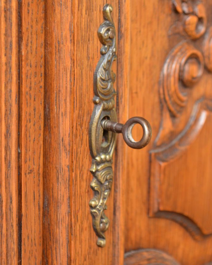 アンティークのキャビネット　アンティーク家具　フランスらしい優雅なアンティーク家具、ゴージャスなガラスキャビネット（食器棚）。アンティークらしい凝った鍵穴。(k-1547-f)