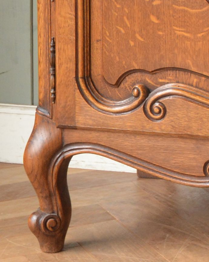 アンティークのキャビネット　アンティーク家具　フランスらしい優雅なアンティーク家具、ゴージャスなガラスキャビネット（食器棚）。キュートな猫脚がキャビネットをしっかり支えてくれます。(k-1547-f)