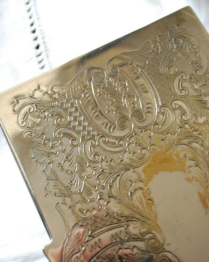 アンティーク 真鍮の雑貨　アンティーク雑貨　英国の銀雑貨、アンティークジュエリーボックス（小物入れ）。優雅なデザインが魅力です。(k-1548-z)