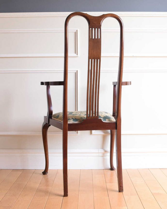 サロンチェア　アンティーク チェア　英国輸入のアンティークアームチェア、優雅なサロンチェア　。後ろ姿も上品です並べた時に後ろから見ることも多い椅子。(k-1551-c)