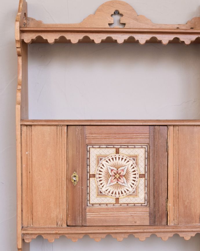 ウォールキャビネット　アンティーク家具　壁を彩る小さなアンティーク家具、カントリーテイストのお部屋にもピッタリなパイン材のウォールシェルフ。木製で存在感のある本格的なインテリアです。(k-1553-f)
