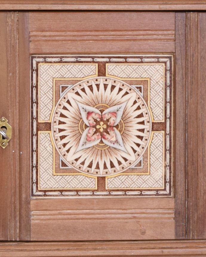 ウォールキャビネット　アンティーク家具　壁を彩る小さなアンティーク家具、カントリーテイストのお部屋にもピッタリなパイン材のウォールシェルフ。扉にはお洒落なアンティークのタイルが貼ってあります。(k-1553-f)