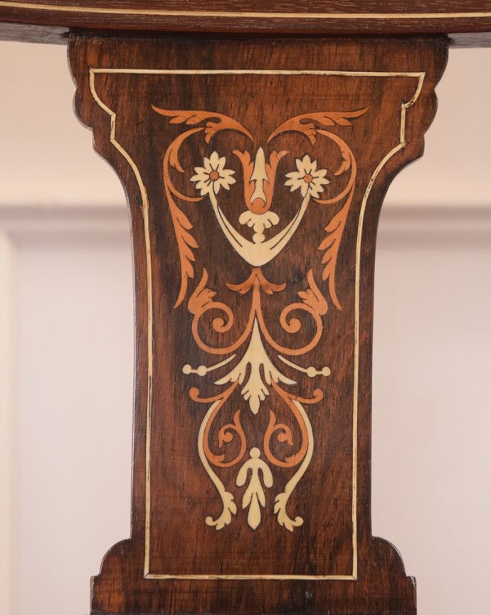 セティ・ソファ・ベンチ　アンティーク チェア　芸術的な象嵌の細工の模様にうっとり･･･アンティークだから手に入る椅子セティ。背もたれには美しい象嵌象嵌とは模様に沿って異なる木材を埋め込んで絵を描いたものなんです。(k-1554-c)