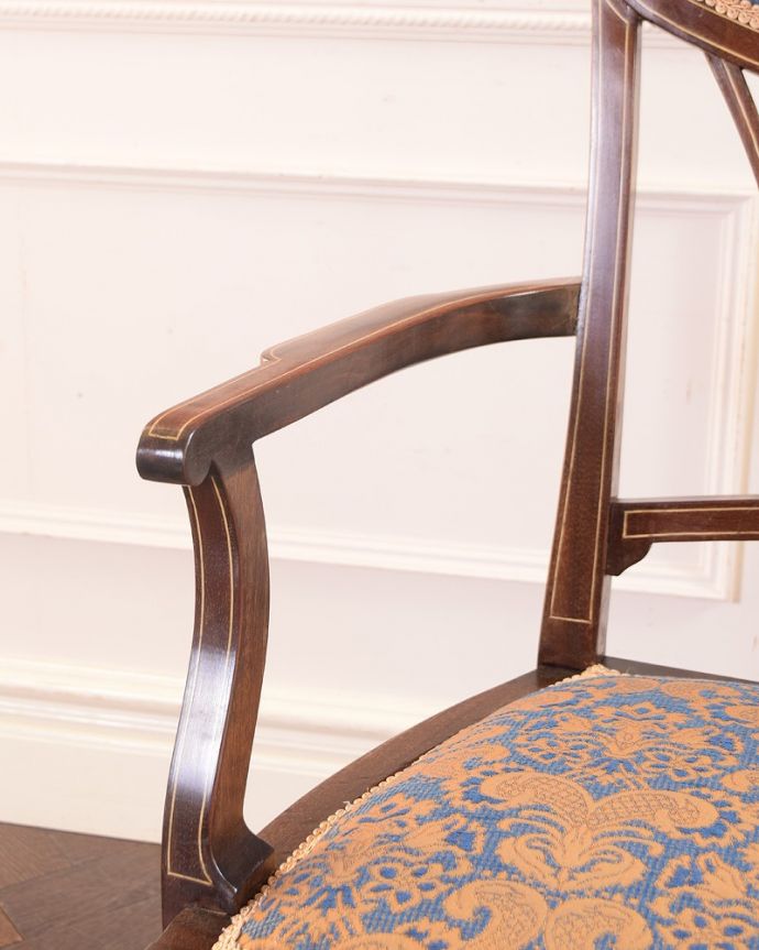 セティ・ソファ・ベンチ　アンティーク チェア　芸術的な象嵌の細工の模様にうっとり･･･アンティークだから手に入る椅子セティ。デザインされたアーム部分肘を掛けれるようにデザインされたアームの形まで優雅なんです。(k-1554-c)