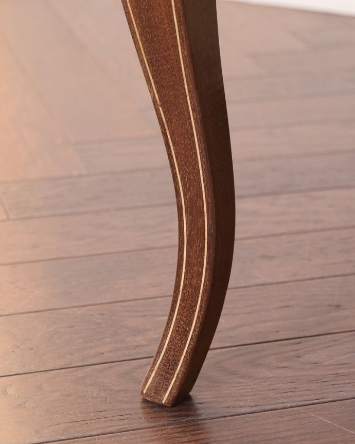 セティ・ソファ・ベンチ　アンティーク チェア　芸術的な象嵌の細工の模様にうっとり･･･アンティークだから手に入る椅子セティ。持ち上げなくても移動できます！Handleのアンティークは、脚の裏にフェルトキーパーをお付けしていますので、持ち上げなくても床を滑らせて移動させることが出来ます。(k-1554-c)