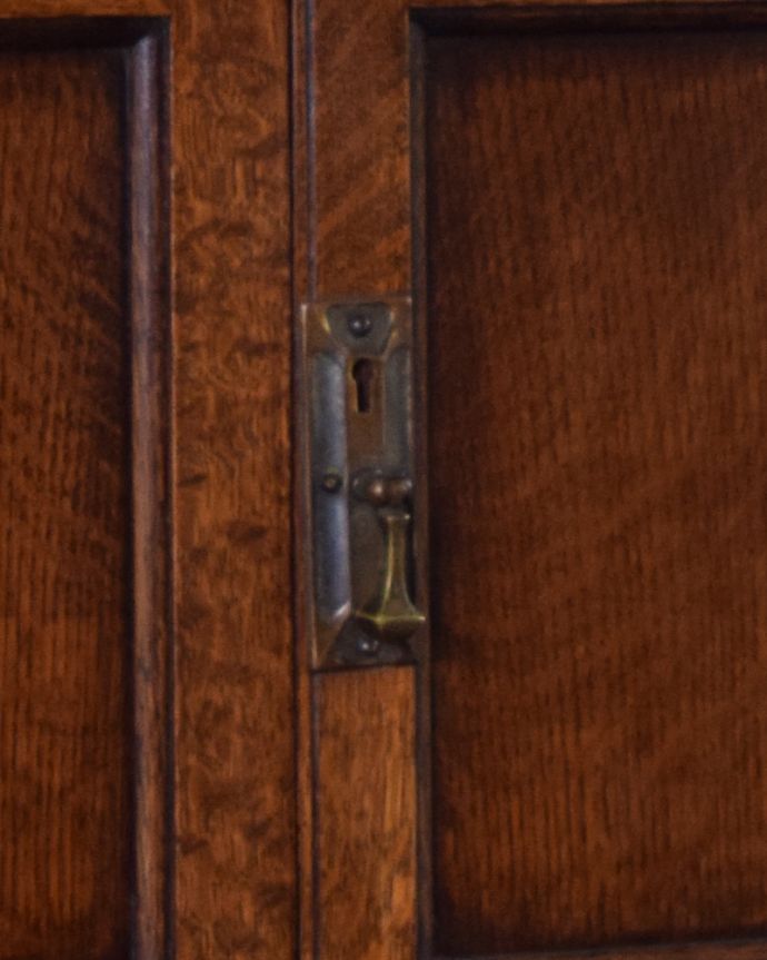 アンティークのチェスト　アンティーク家具　イギリスのオシャレなアンティーク家具、扉の彫りがお洒落なカップボードチェスト（オーク材）。扉には、ドロップ形の取っ手が付いています。(k-1554-f)