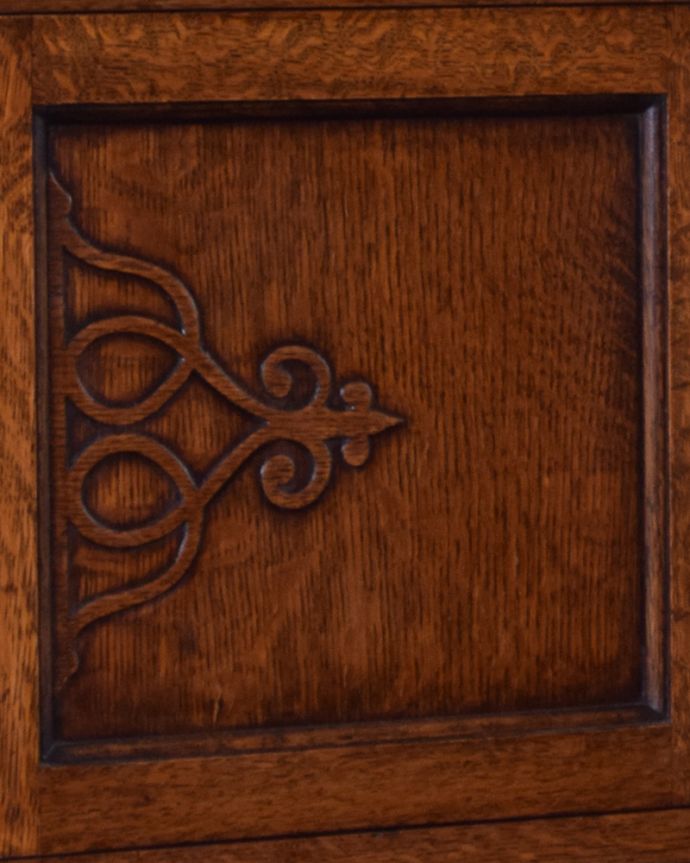 アンティークのチェスト　アンティーク家具　イギリスのオシャレなアンティーク家具、扉の彫りがお洒落なカップボードチェスト（オーク材）。扉には木製の高級感溢れる装飾がデザインされています。(k-1554-f)