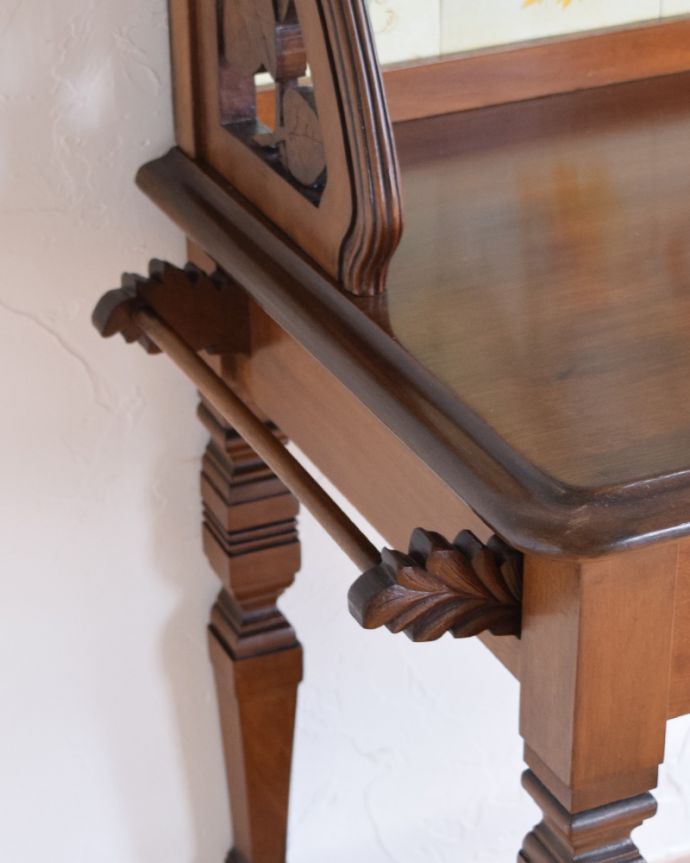 ウォッシュスタンド　アンティーク家具　タイルが美しいアンティークウォッシュスタンド（引き出し付き）、マホガニー材の英国家具。サイドにはタオルバーがあります。(k-1555-f)