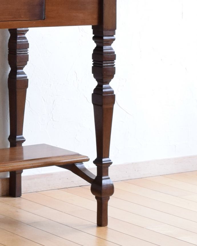 ウォッシュスタンド　アンティーク家具　タイルが美しいアンティークウォッシュスタンド（引き出し付き）、マホガニー材の英国家具。職人のこだわりを感じる美しい脚の装飾。(k-1555-f)
