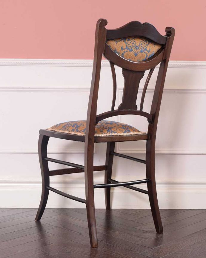 サロンチェア　アンティーク チェア　芸術的な象嵌の細工の模様にうっとり･･･アンティークだから手に入るサロンチェア。後ろ姿も上品です並べた時に後ろから見ることも多い椅子。(k-1556-c)