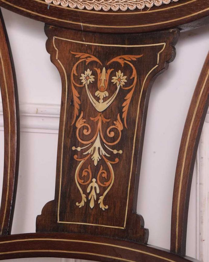 サロンチェア　アンティーク チェア　芸術的な象嵌の細工の模様にうっとり･･･アンティークだから手に入るサロンチェア。華やかな象嵌の模様木を組み合わせることで作る象嵌で描かれた模様。(k-1556-c)