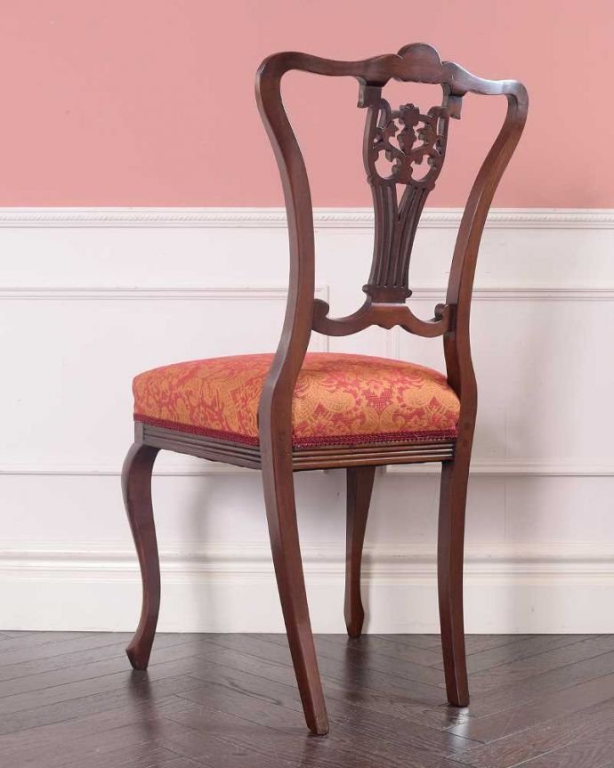 サロンチェア　アンティーク チェア　布張りの英国アンティークチェア、豪華な彫りの美しいサイドチェア 。後ろ姿にも自信アリ並べた時に後ろから見ることも多い椅子。(k-1557-c)
