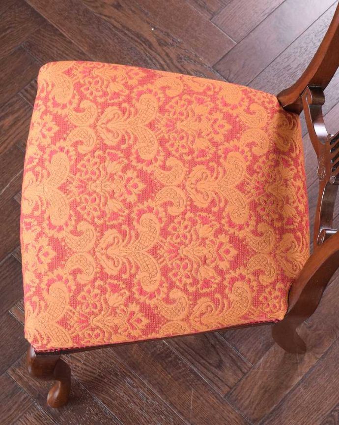 サロンチェア　アンティーク チェア　布張りの英国アンティークチェア、豪華な彫りの美しいサイドチェア 。座面を上から見るとこんな感じ座面は布貼りなので、長時間座っても疲れません。(k-1557-c)