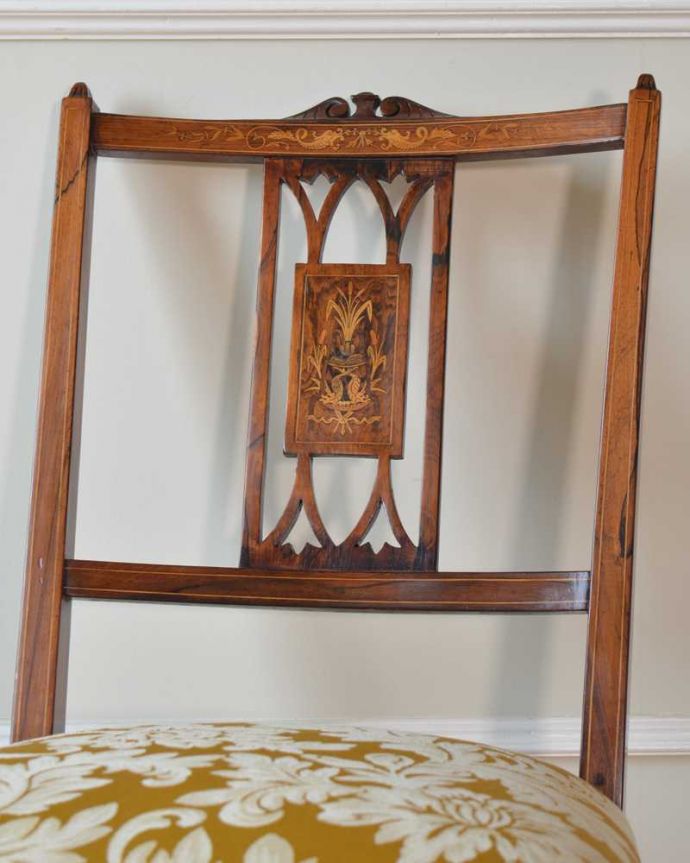 サロンチェア　アンティーク チェア　美しい象嵌の英国で見つけたアンティークのナーシングチェア（サロンチェア）。贅沢な美しさはアンティークの証女性のために作られた椅子だけに、見た目が美しい。(k-1558-c)