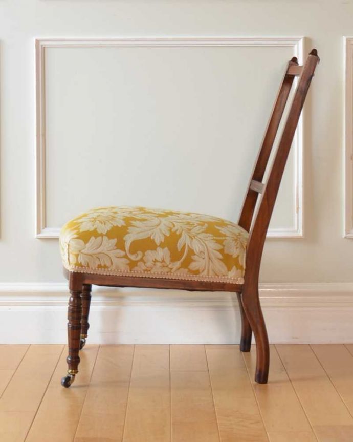 サロンチェア　アンティーク チェア　美しい象嵌の英国で見つけたアンティークのナーシングチェア（サロンチェア）。横から見ても優雅な立ち姿授乳のために作られた椅子は、座面が低く背もたれの角度もゆったり。(k-1558-c)
