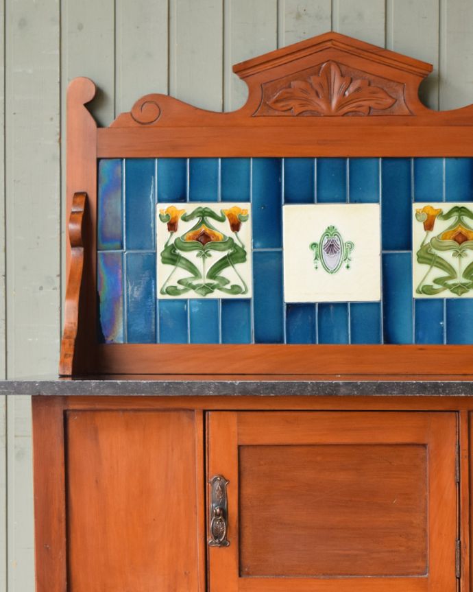 ウォッシュスタンド　アンティーク家具　ブルーのタイルが特別美しい、サテンウッド材のアンティークのウォッシュスタンド。正面にもアンティークのタイルが貼ってあります。(k-1559-f)