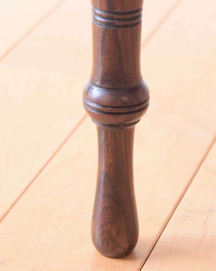サロンチェア　アンティーク チェア　美しい象嵌が気品溢れるアンティークのインレイドチェア。床を滑らせて移動出来ますHandleではアンティークチェアの脚の裏にフェルトキーパーをお付けしています。(k-1560-c)