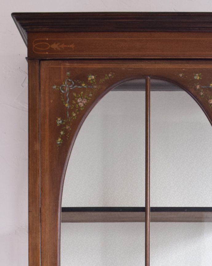 アンティークのキャビネット　アンティーク家具　リボンやお花がデザインされたアンティークの英国家具、ガラスキャビネット（飾り棚。アンティークのガラスがキレイにはめ込んであります。(k-1560-f)