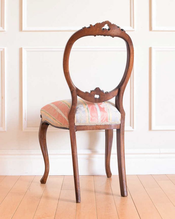 丸い背もたれが美しい英国アンティークバルーンバックチェア(k-1562-c)｜アンティークチェア・椅子